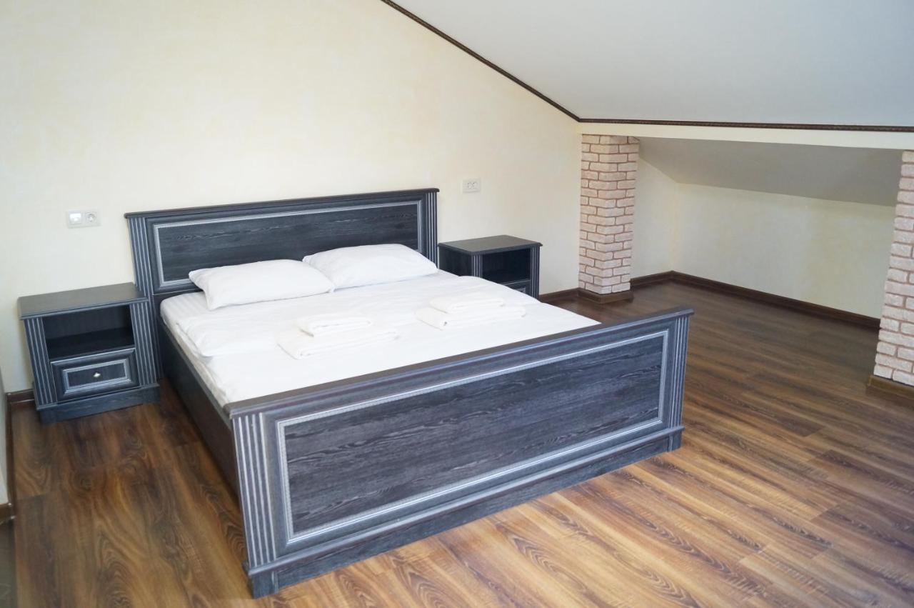 Rosinka Motel Ukrainka Buitenkant foto